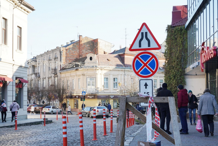 В Ужгороді встановлюють антипаркувальні пластикові стовпчики