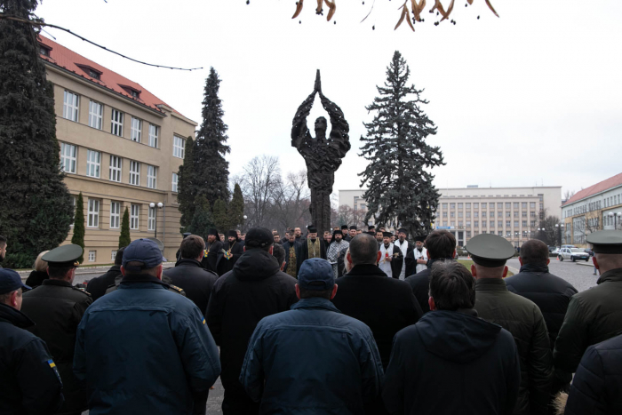 В Ужгороді відбувся мітинг-реквієм біля пам'ятника жертвам голодоморів