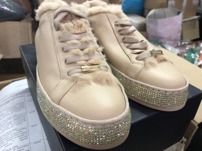 Яка доля чекає на конфісковані закарпатськими митниками брендові речі (ФОТО)