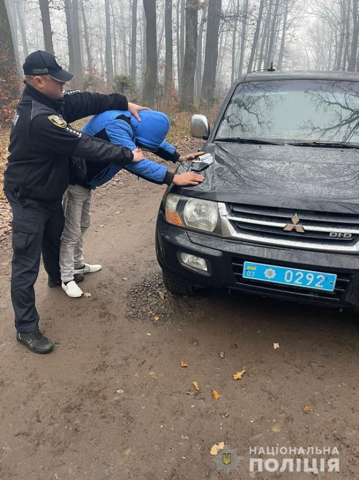 Поводився дивно і лякав людей: на Тячівщині затримали чоловіка "під наркотиками"