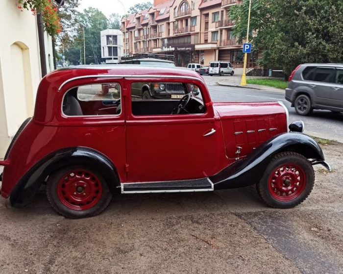 Ужгородець відреставрував раритетний автомобіль Фіат 1934 року випуску