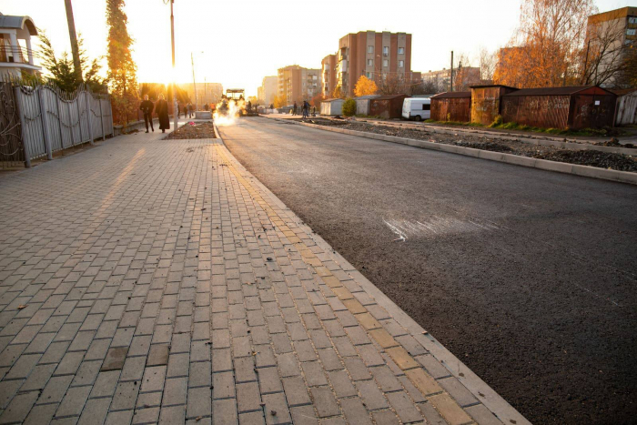 Капітальний ремонт: в Ужгороді триває дорожнє оновлення трьох вулиць (ВІДЕО)