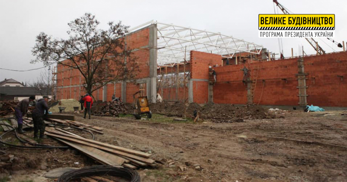 На Закарпатті будують сучасну школу з великим басейном і спортзалом