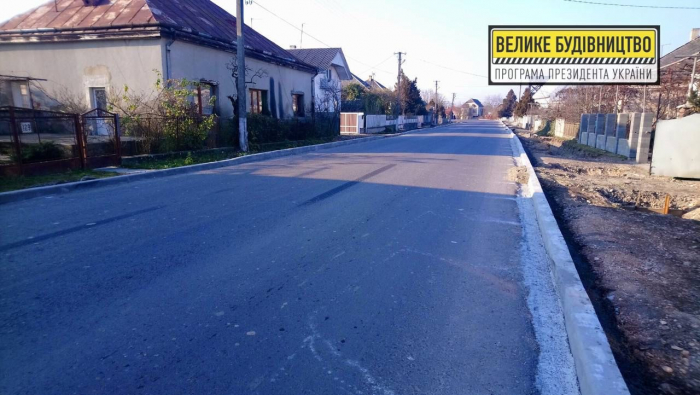 Закарпаття: У селі Пийтерфолво дорожники встановили бордюр