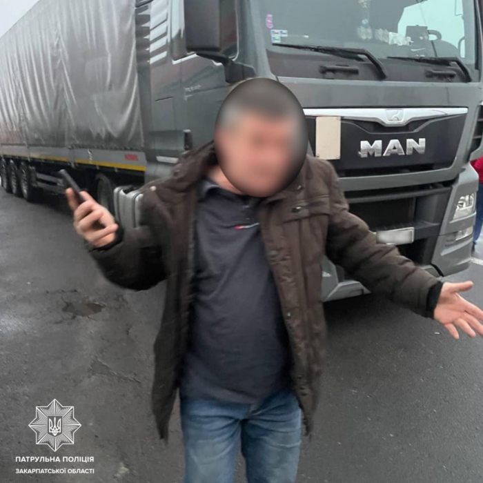 На Закарпатті патрульні притягнули до відповідальності водія, який пропонував їм хабаря