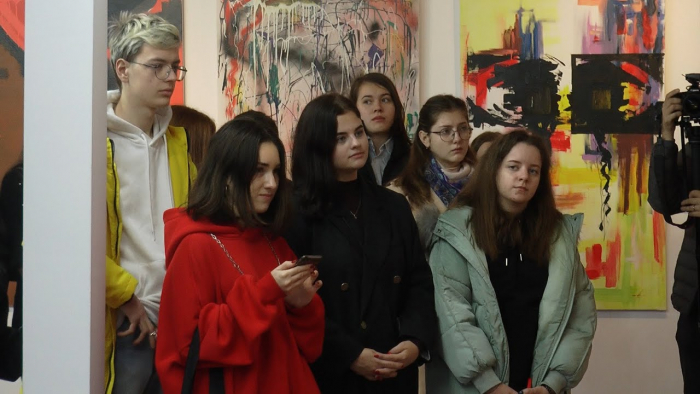 «Двері душі»: в ужгородському скансені відкрили виставку картин абстрактного миистецтва