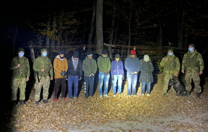 На Закарпатті загублена рукавиця вивела прикордонників на групу нелегалів з Індії (ФОТО, ВІДЕО)