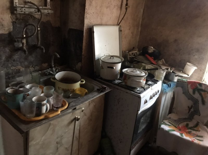 В антисанітарії, холоді та без їжі: У Сваляві від батьків забрали двох діток