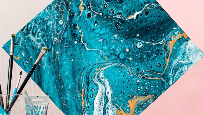 Особливе мистецтво: ужгородка створює картини в стилі Fluid Art (ВІДЕО)