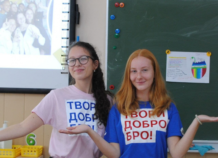 Ужгородські школярки діляться з підлітками своїм досвідом волонтерства і можливостями, що воно відкриває