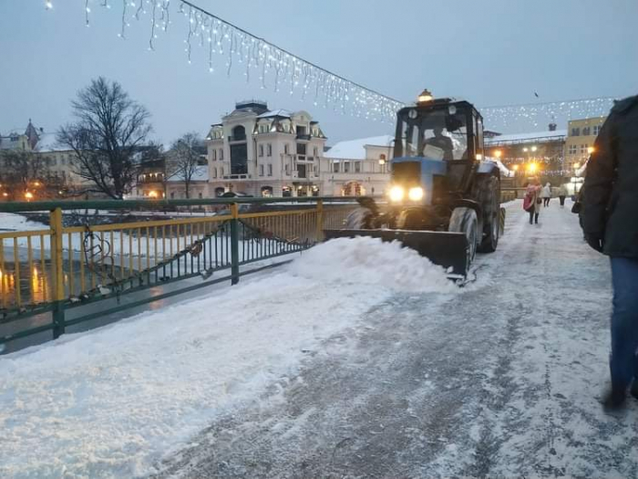 В Ужгороді працює спецтехніка: посипають протиожеледною сумішшю вулиці, транспортні кола, мости