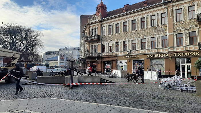 В Ужгороді встановлюють 18-метрову штучну ялинку (ФОТО)