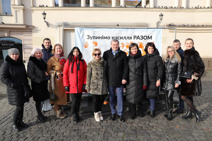 «Наші долоньки проти насильства»: ужгородці долучилися до флешмобу