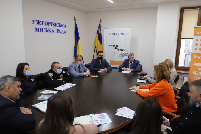 Відбувся круглий стіл та брифінг з нагоди відкриття в Ужгороді кризової кімнати