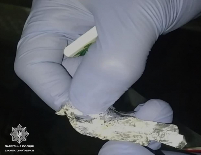 Мукачівські патрульні виявили у чоловіка речовини, схожі на наркотичні