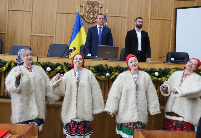 Сесія Ужгородської міськради розпочалась з новорічно-різдвяних привітань від ансамбля "Ужгород"