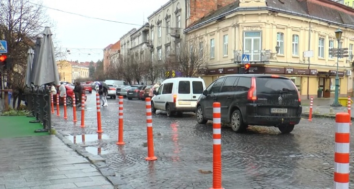Як змінилася ситуація в центрі Ужгорода після встановлення антипаркувальних стовпчиків (ВІДЕО)
