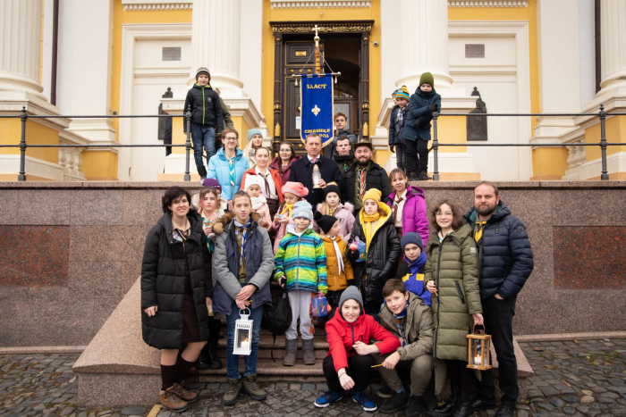 Пластуни передали Ужгороду Вифлеємський вогонь миру (ФОТО)