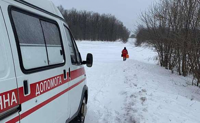 Закарпатські медики “швидкої” йшли 5 км засніженим лісом до жінки, яка відмовилась від госпіталізації