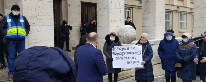 На акцію під Закарпатську ОДА вийшли експрацівники Перехрестівської школи