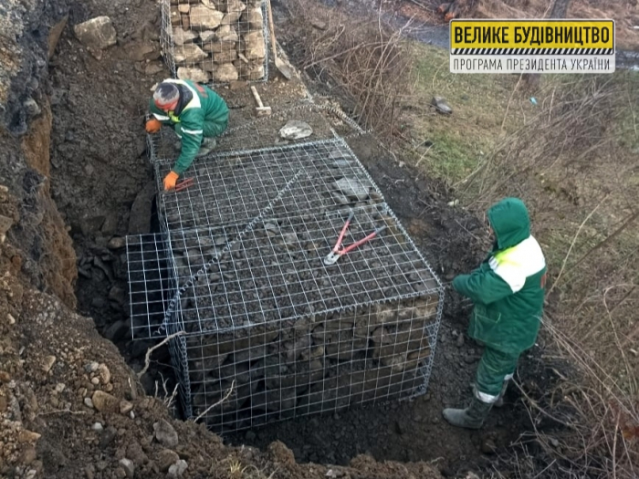 У Нижньому Бистрому зводять габіонну підпірну стінку