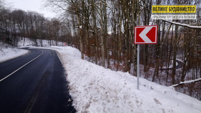 На Оленівському перевалі встановлюють дорожні знаки

