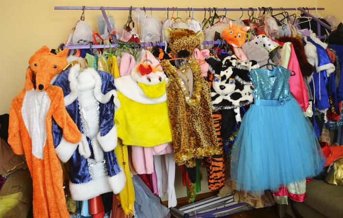 Новорічні костюми на Закарпатті: купувати, орендувати чи шити? (ВІДЕО)