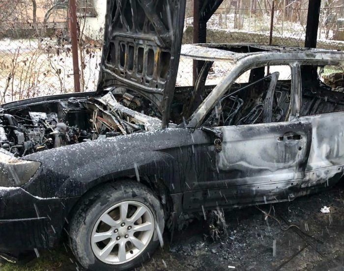 Закарпатські поліцейські розслідують пошкодження автомобілів журналіста 