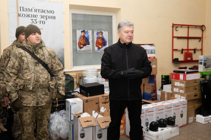 Порошенко привіз десантникам в Авдіївку обладнання для відеорозвідки, зустрівся з волонтерами і вшанував пам’ять юного футболіста Степана Чубенка 