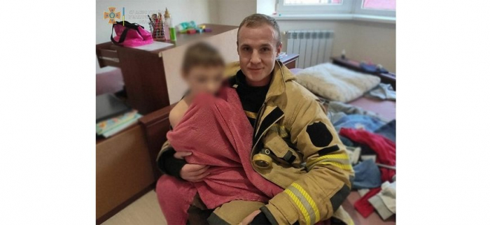 В Ужгороді рятувальники забрали з балкону 6 поверху хлопчика