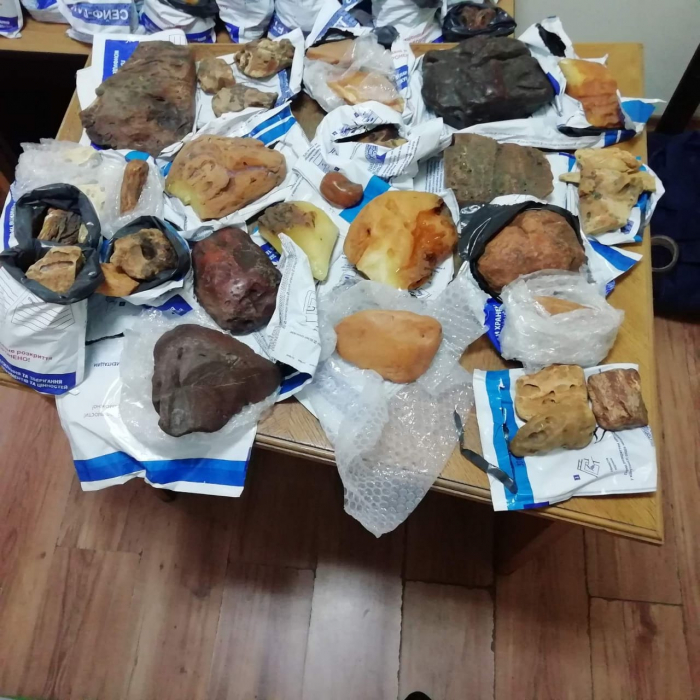 Контрабанда: 50 кг бурштину в потязі заховали під умивальником