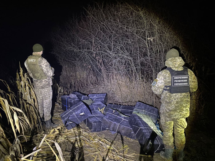 На Закарпатті прикордонники "зловили" 17 ящиків цигарок. Контрабандисти – втекли (ФОТО)