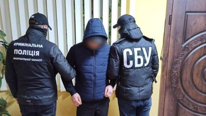 Поліція Закарпаття розкрила умисний підпал автомобілів журналіста
