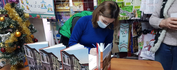 "Цікавий досвід". Тетяна Літераті взяла участь в акції "Письменник за прилавком" в Ужгороді
