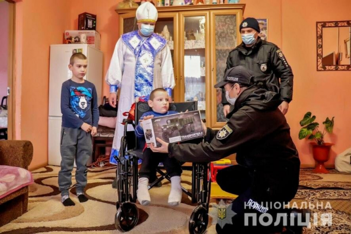 «Дорогі поліцейські, допоможіть розшукати Миколая»: Закарпатські поліцейські стали чарівниками, щоб здійснити дитячу мрію