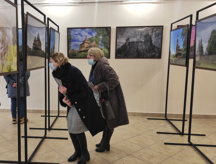 Фотовиставку "Дерев’яні церкви – приховані скарби спільного туристичного регіону Карпат" презентували сьогодні в скансені