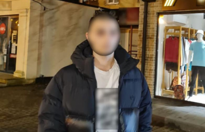 В Ужгороді затримали чоловіка, у кишені якого були наркотики (ФОТО)