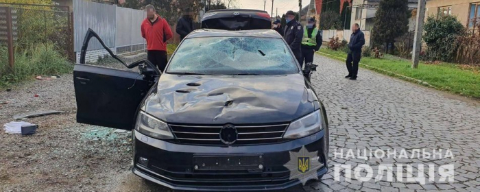 Побив сокирою авто сусідів: закарпатця судитимуть за пошкодження чужого майна
