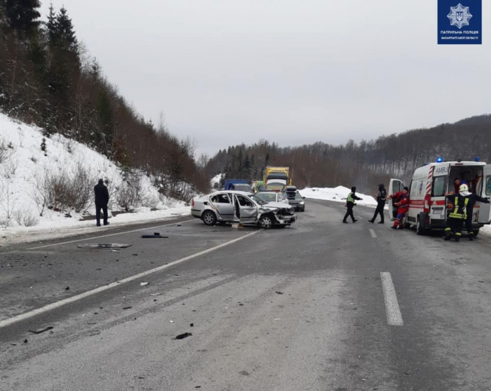 Нехтування правилами руху: на Закарпатті масштабна автоаварія з потерпілими (ФОТО)