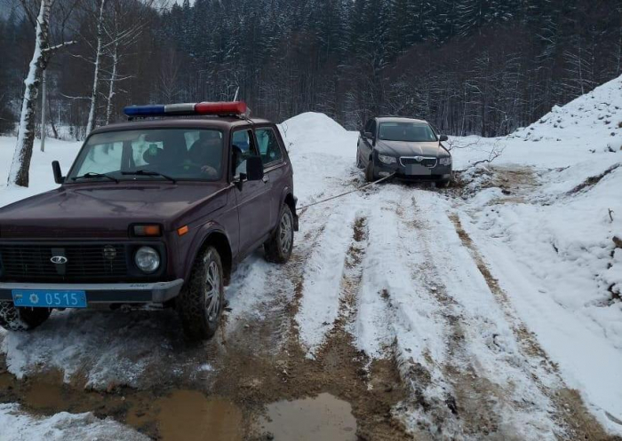 Родина з Хустщини опинилася у полоні гірської засніженої дороги (ФОТО)