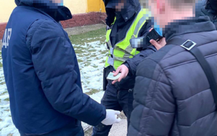 "Закривали очі": на Закарпатті двох поліцейських затримали за хабарництво