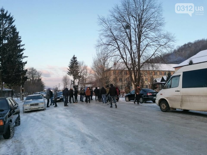 Знову протест: на Закарпатті люди перекрили автошлях обласного значення (ФОТО)