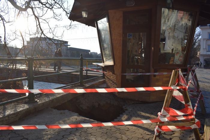 Офіційно - щодо обвалу бруківки на площі Театральній
