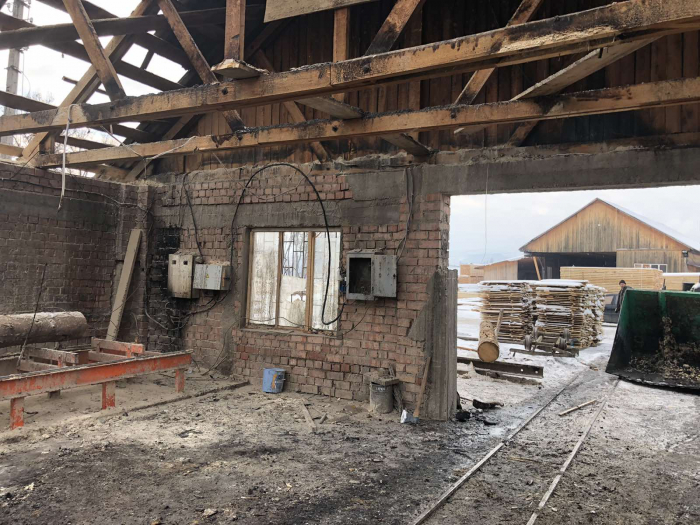 Закарпатські рятувальники розповіли про пожежу на Тячівщині: горіла будівля пилорами