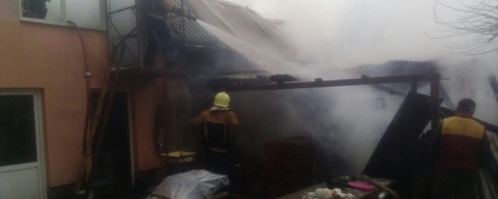 На Закарпатті пожежа у прибудові мало не перекинулася на житловий будинок
