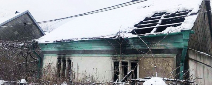 Непритомну жінку знайшли на обгорілому дивані: на Закарпатті горів будинок
