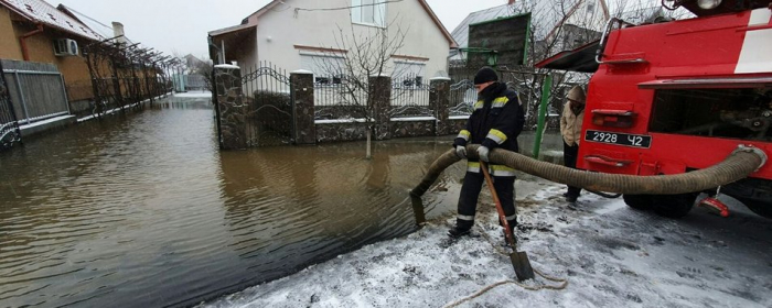 На Закарпатті через негоду підтопило двори та будинки: рятувальники відкачують воду