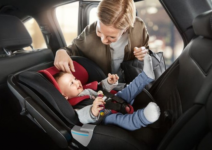 Щодня закарпатські патрульні перевіряють автомобілі на наявність автокрісел та бустерів
