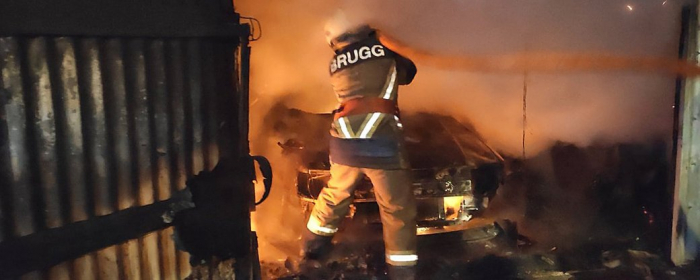 Гараж з двома автомобілями горів в Ужгороді