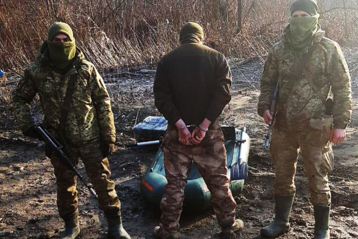 На Закарпатті прикордонники за ніч двічі спиняли контрабандистів